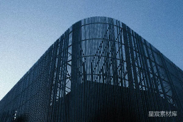 高清摄影 白天蓝天下黑色玻璃外墙的建筑