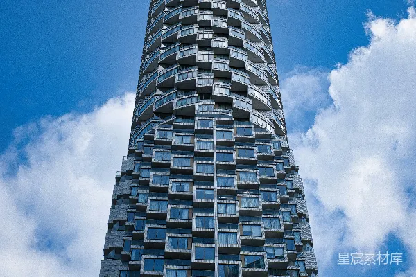 高清摄影 现代摩天大楼，带有独特图案的外墙，背景是蓝色的天空。