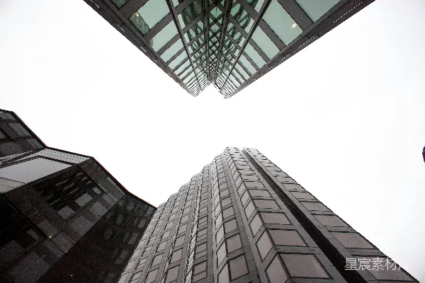 高清摄影 仰望天空中现代的玻璃摩天大楼