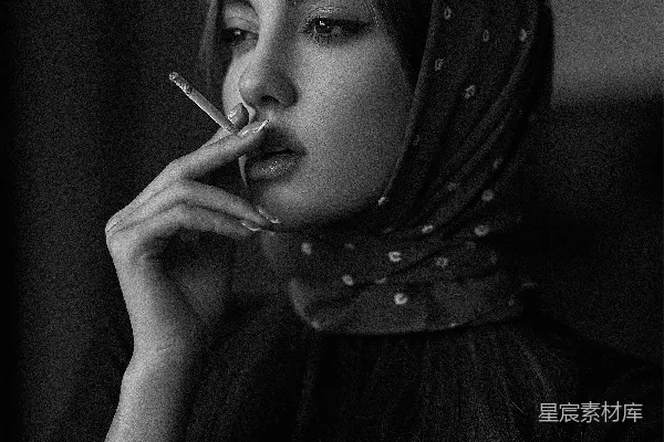 一个女人正在抽香烟。