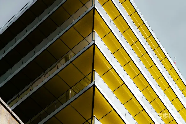 高清摄影 现代黄色建筑在阴云密布的天空下