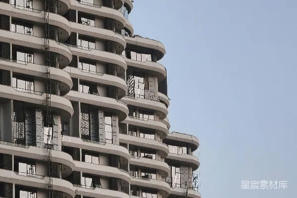 高清摄影 现代建筑，其阳台呈弯曲状，背景是一片清澈的蓝天。