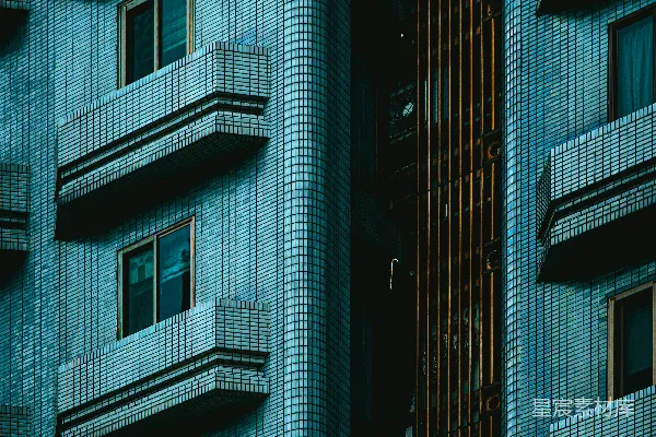 高清摄影 蓝色瓷砖建筑外立面的阳台。