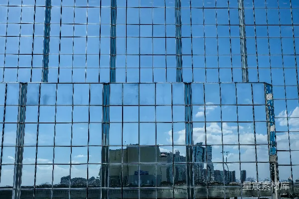 高清摄影 建筑物和天空在玻璃幕墙上的倒影。