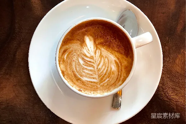 白陶瓷咖啡杯适合盛放拿铁