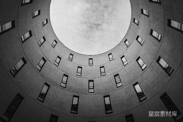 高清摄影 仰望一座圆顶建筑，有许多窗户。