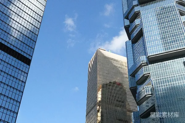 高清摄影 现代玻璃摩天大楼在明亮的蓝天背景下