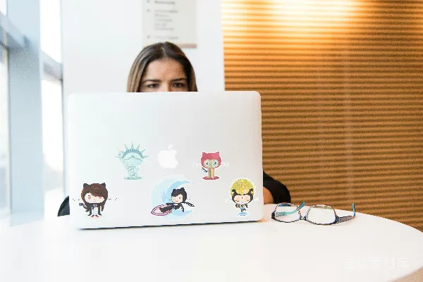 女用MacBook电脑