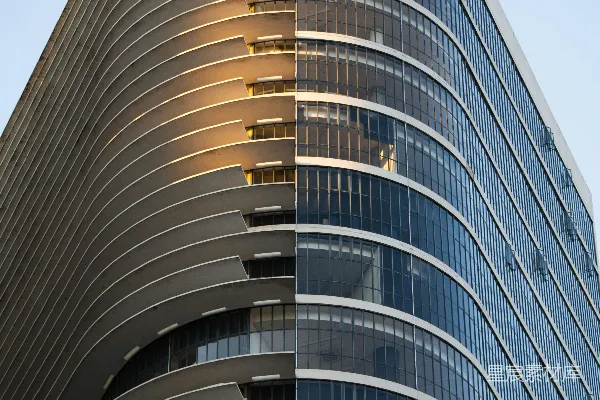 高清摄影 现代化建筑，拥有弧形外墙和玻璃窗。