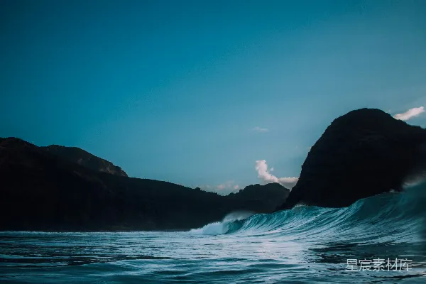 山间夜晚的水域