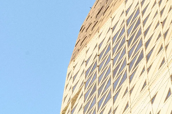 高清摄影 现代建筑外墙在清澈的蓝天背景下