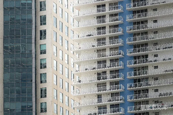 高清摄影 现代高层建筑，玻璃窗和白色阳台。
