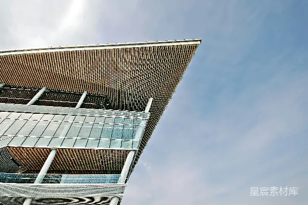 高清摄影 白天蓝天下的一座棕色混凝土建筑
