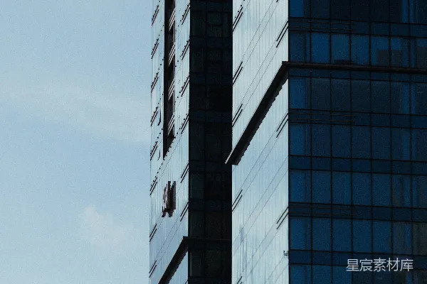高清摄影 现代化的玻璃建筑矗立在清澈的蓝天之下。