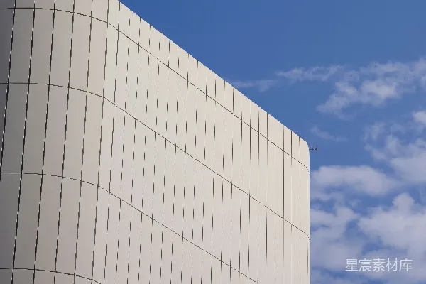 高清摄影 简洁的建筑立面在蓝天白云下。