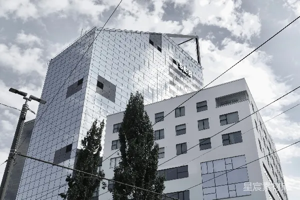 高清摄影 现代玻璃建筑在多云的天空下。