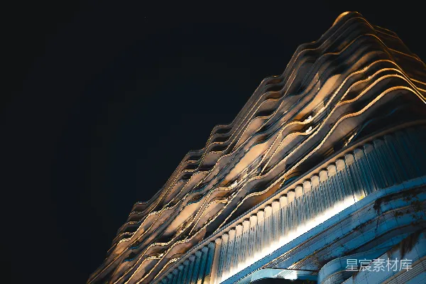 高清摄影 现代建筑在夜晚灯火通明的波浪形外墙