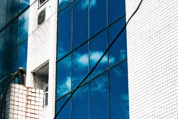 高清摄影 带有反射玻璃窗户的建筑显示着蓝天