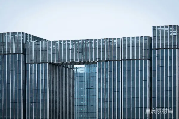 高清摄影 现代建筑，竖直线条清晰，中央有一个拱门。
