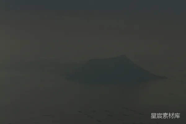 从山顶看海的一番景象