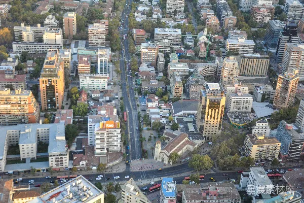 城市街道上空的 aerial 视角，高楼林立。