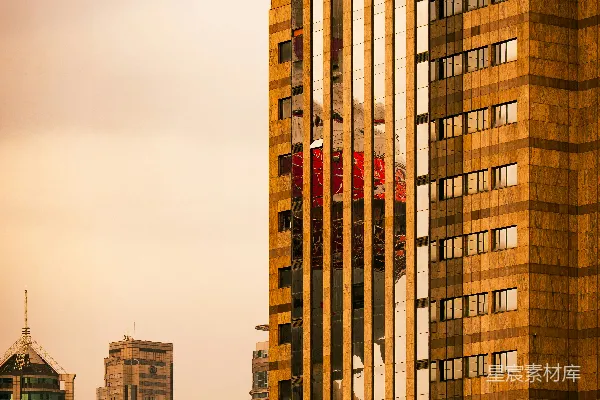高清摄影 城市天际线上金色的摩天大楼映衬着红色的塔楼。