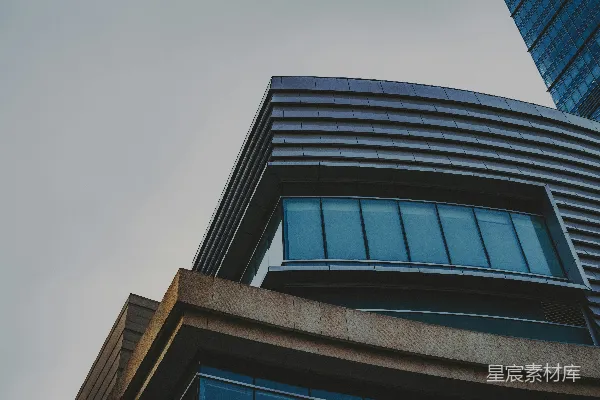 高清摄影 一座非常高大的建筑物，背景是蓝天。