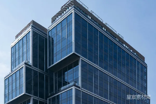 高清摄影 现代化的玻璃建筑在晴朗的蓝天背景下
