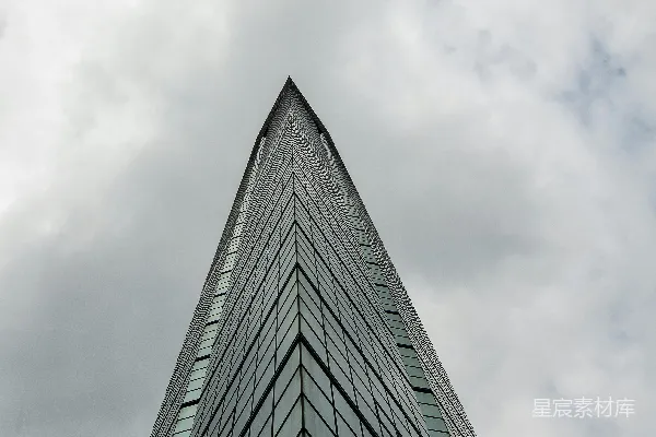 高清摄影 高大的玻璃摩天大楼矗立在云层密布的天空下。