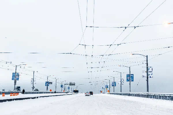 路面上白天覆盖着雪的车辆