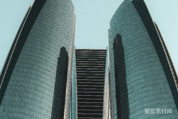 高清摄影 两座现代化的玻璃高层建筑在清澈的蓝天背景下。