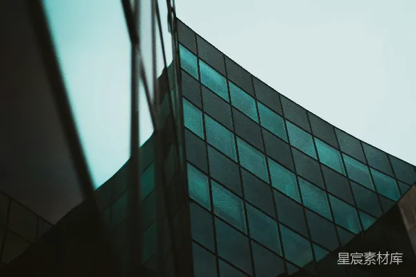 高清摄影 一座高大的建筑物，顶部有一个钟。