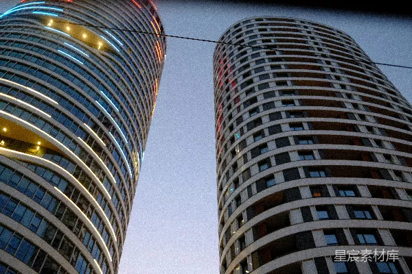 现代摩天大楼直插晚空 skyline。