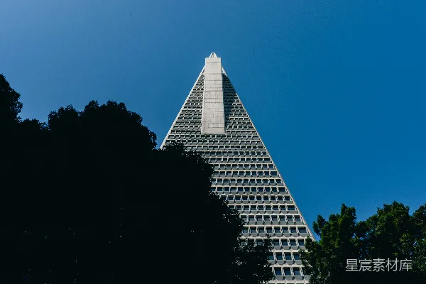 高清摄影 金字塔形状的建筑在清澈的蓝天背景前。