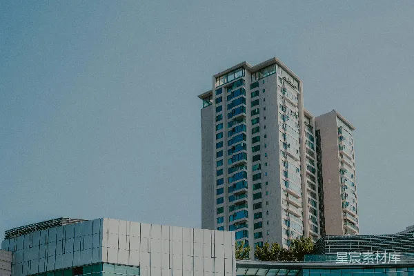 高清摄影 一座高大的建筑，顶端有一个钟表。