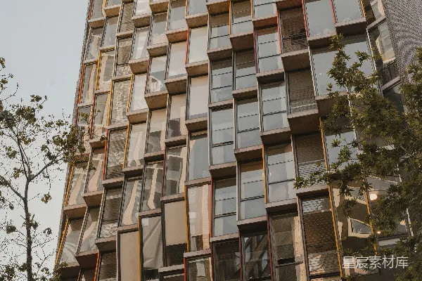 高清摄影 现代化的建筑，拥有独特且图案化的玻璃幕墙。