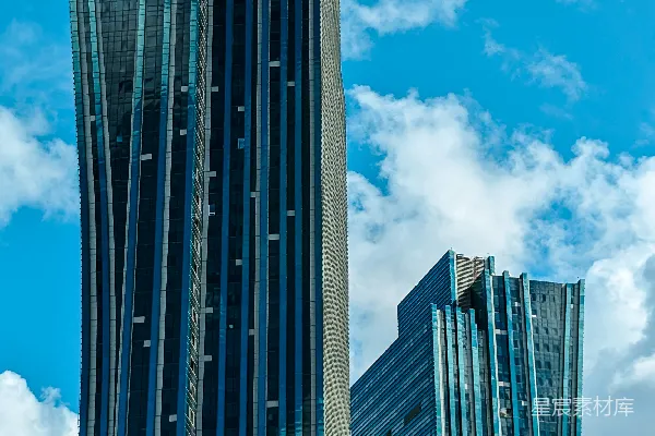 高清摄影 一座非常高大的建筑物，紧挨着其他高大的建筑物。