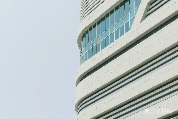 高清摄影 现代化的白色建筑，带有弯曲的建筑元素