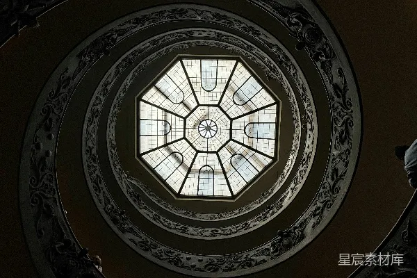 看向一栋建筑中的圆形窗户上方