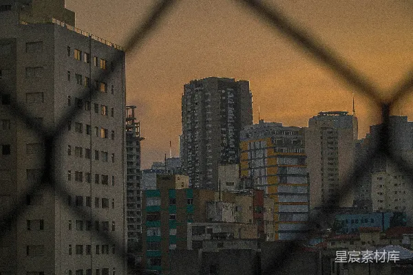 白天的棕色混凝土建筑