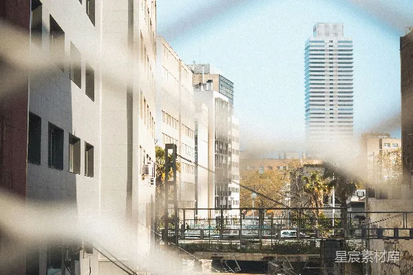 城市建筑被围在铁丝网后面。