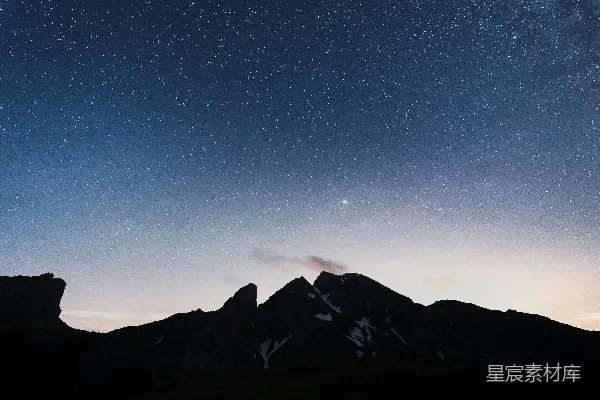 夜幕下的黑白山脉与蓝天