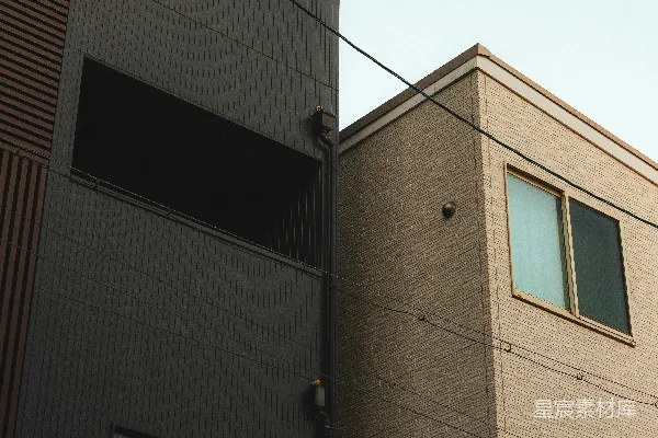 高清摄影 两座现代化的建筑在晴朗的天空下与电线杆并列。