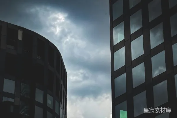 高清摄影 昏暗的城市建筑在充满戏剧性、阴云密布的暴风雨天空下。