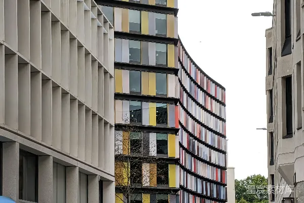 高清摄影 城市街道上有着彩色窗户的现代建筑