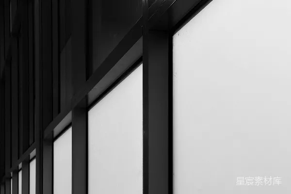 高清摄影 现代建筑外立面，带有大面积磨砂窗户。