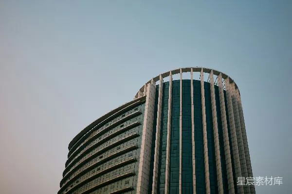 高清摄影 现代弧形摩天大楼与晴朗的天空相映成趣。