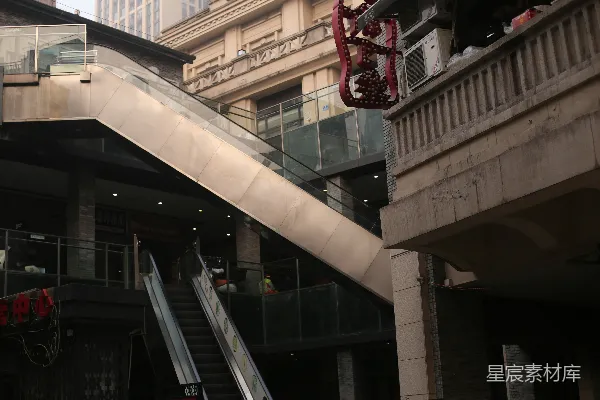 高清摄影 人们乘坐缆车经过一座现代化的建筑。