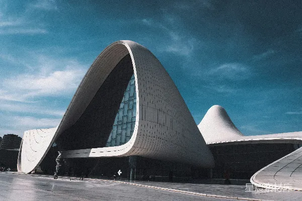 高清摄影 现代建筑风格的建筑物，有着弧形的白色屋顶。