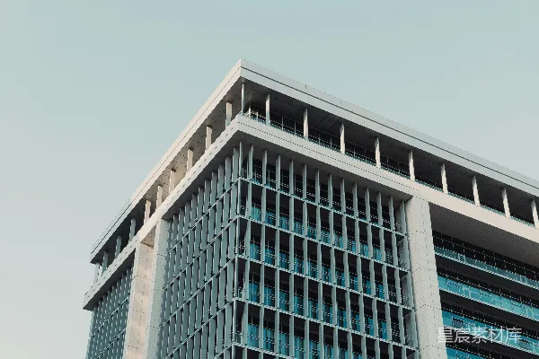 高清摄影 现代建筑与几何线条在晴朗的天空下。